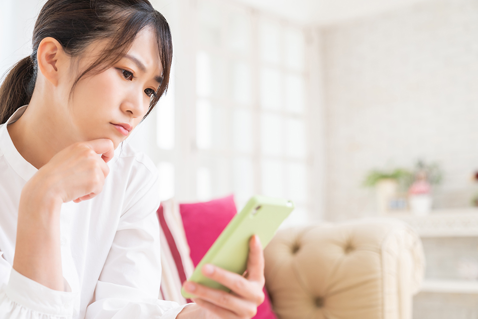 スマホ_悩む_女