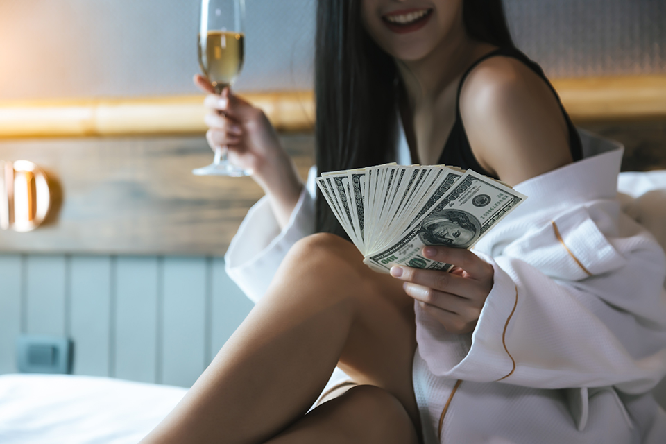 お金_ワイン_はだけたシャツの女