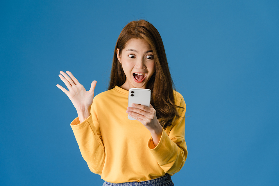 スマホ_驚く_女