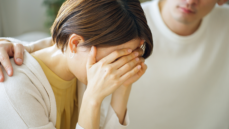 悲しむ女_寄り添う男