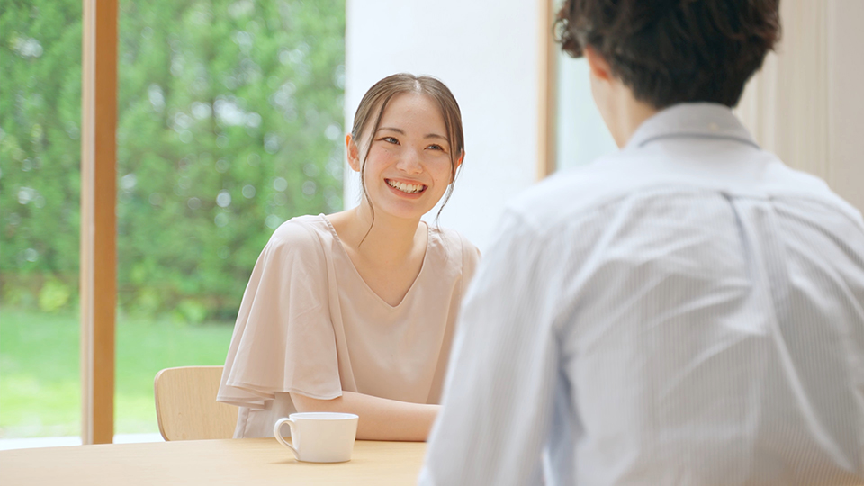 話をする男女