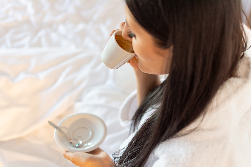 女_飲み物_飲む