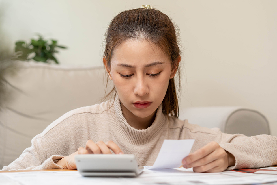 女_家計簿_疲れた表情