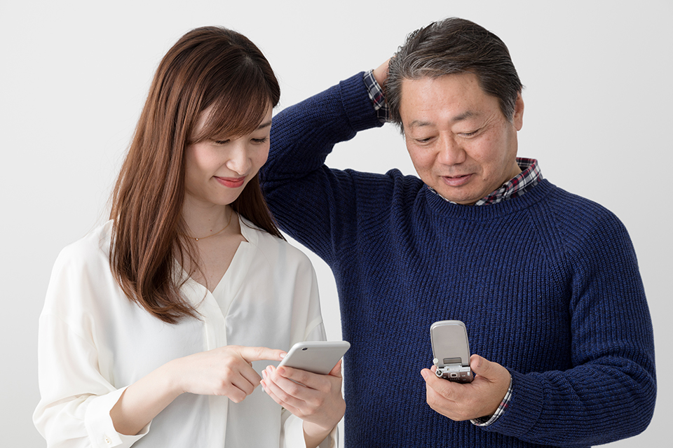 男女_連絡先交換_スマホ