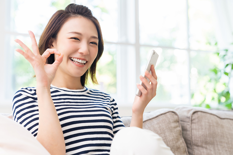 スマホ_女_OK_ソファー