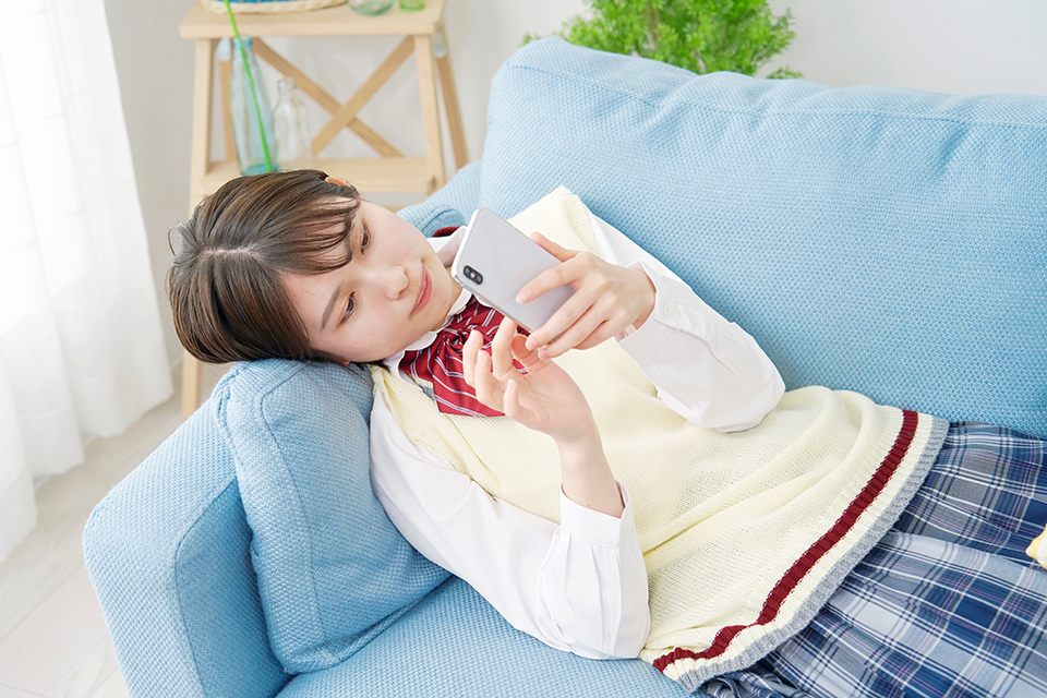 女子高生_制服_スマホ_ソファー