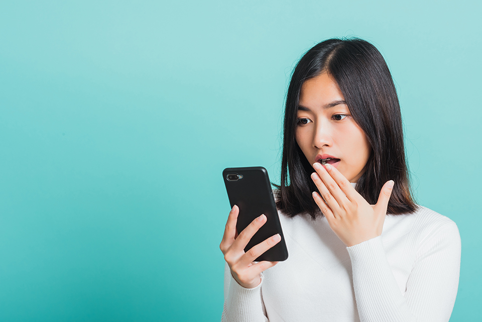 スマホ_持つ女_驚く