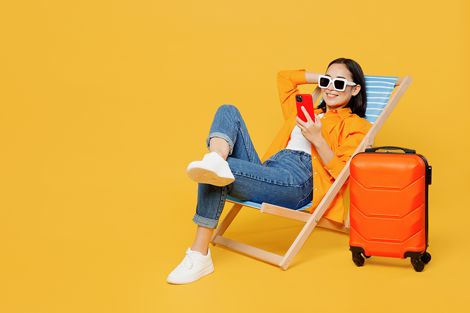 旅行準備_女_スマホ_荷物