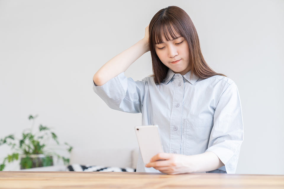困る女_スマホ