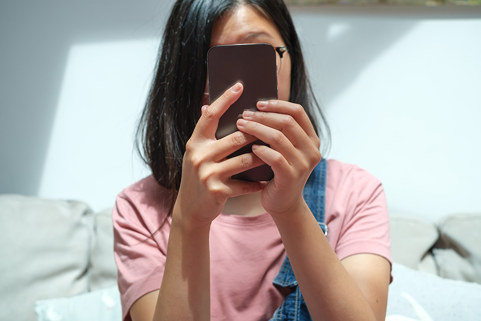 女_自撮り_スマホ