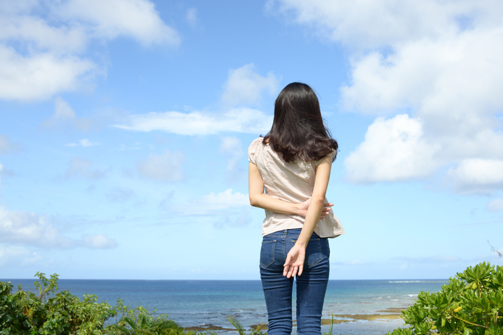 女_後ろ姿_海
