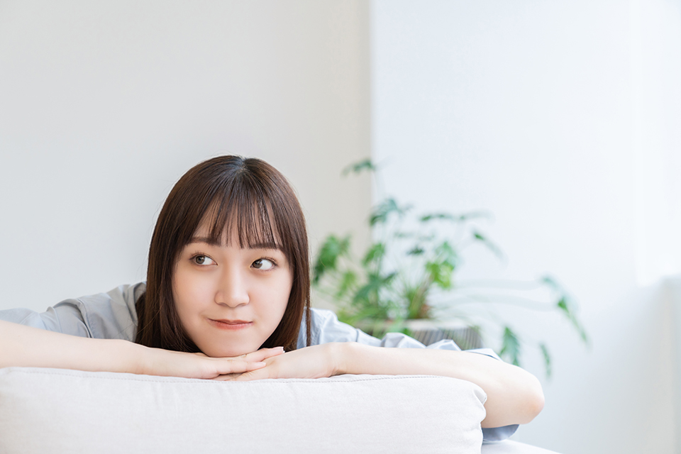 ソファー_女_考え事