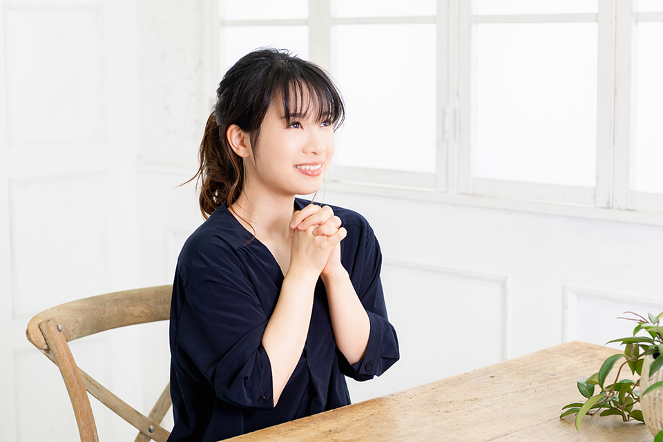 女_両手を組む