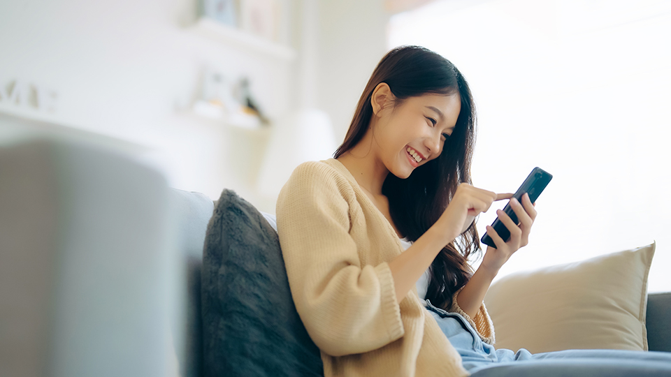 スマホ_女_笑顔