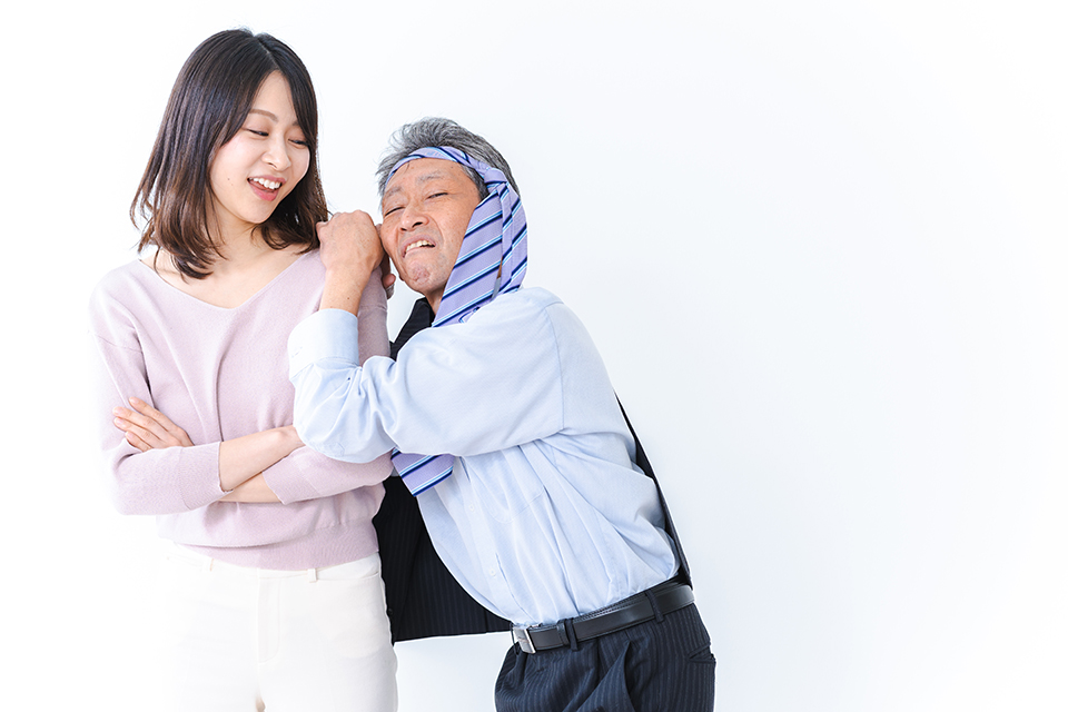 酔っ払い男_頭ハチマキ_困る女
