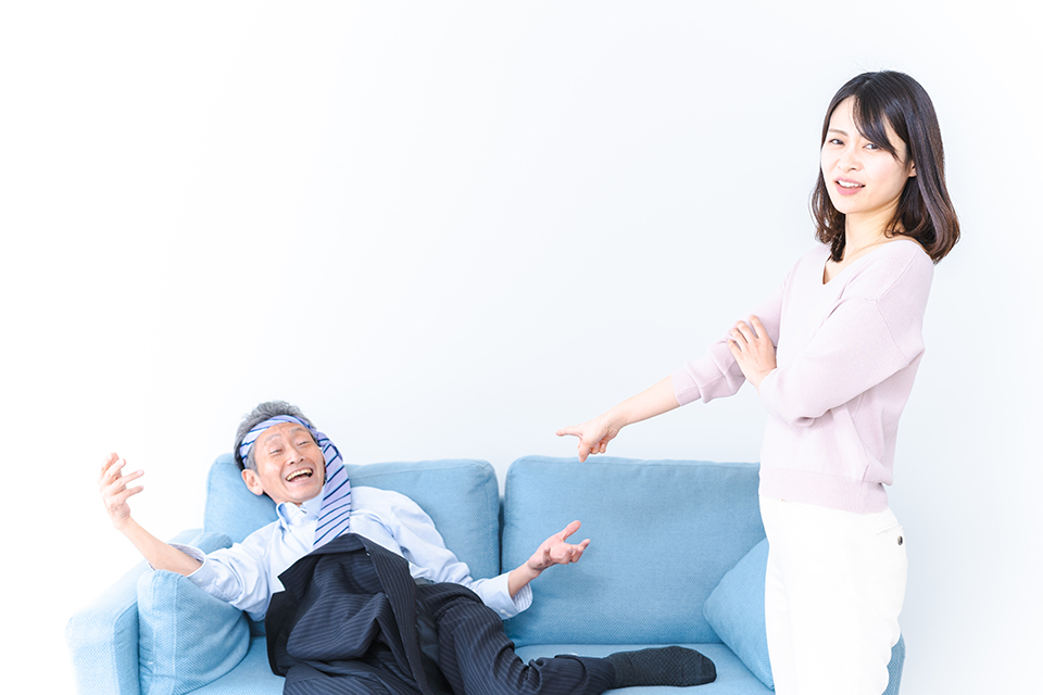 酔っ払い男_頭ハチマキ_困る女