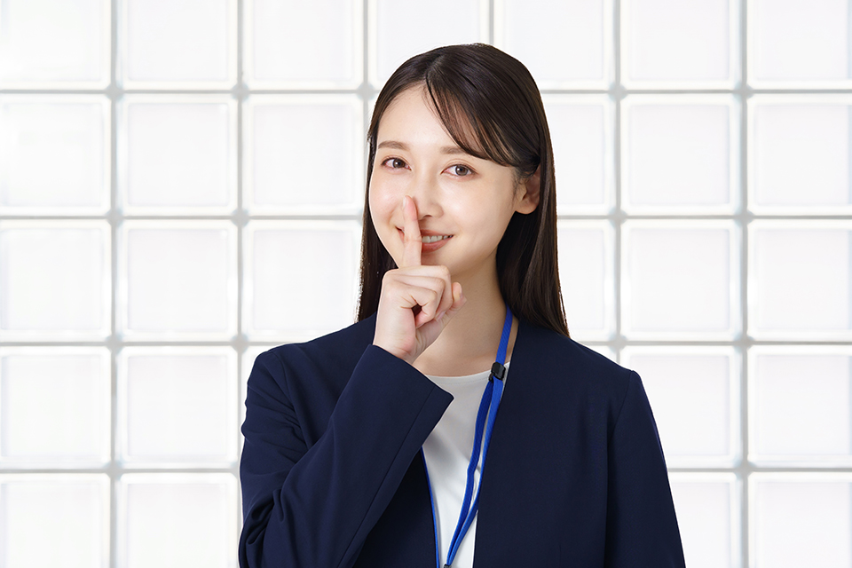 内緒_若い女_スーツ