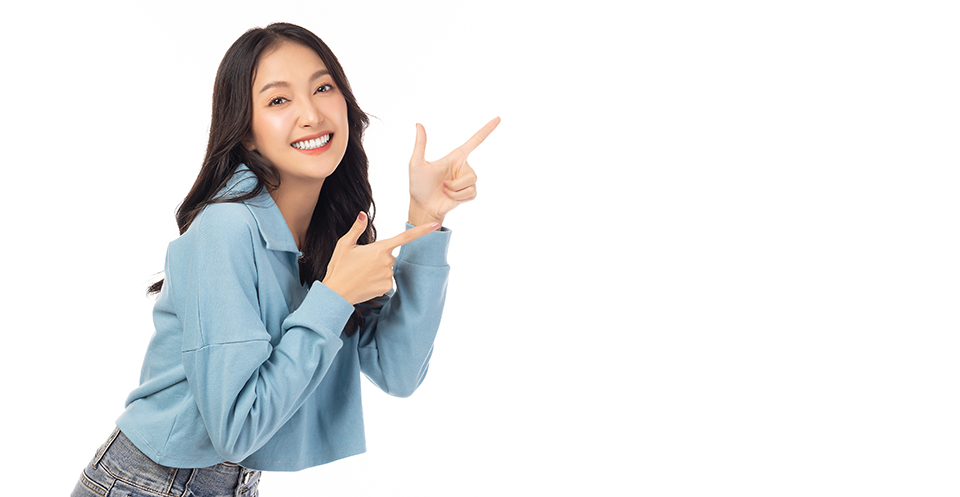 指を指す女