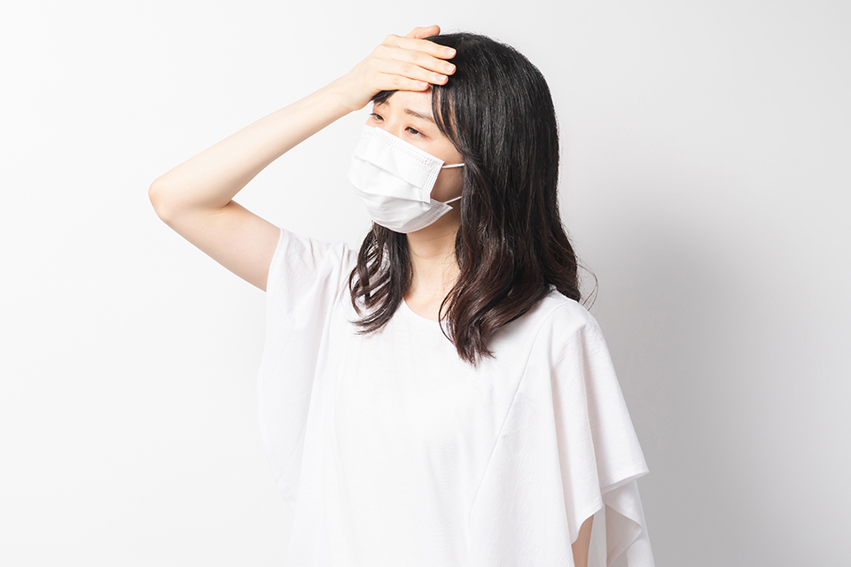 女_マスク_頭に手を当てる