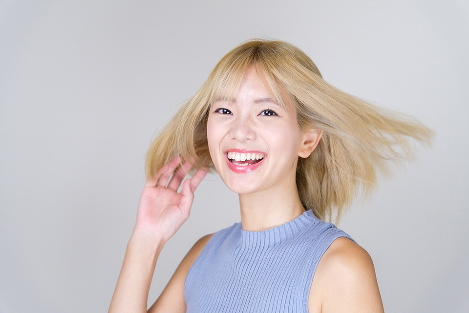 金髪_笑顔_女