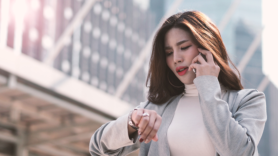女_遅刻_電話