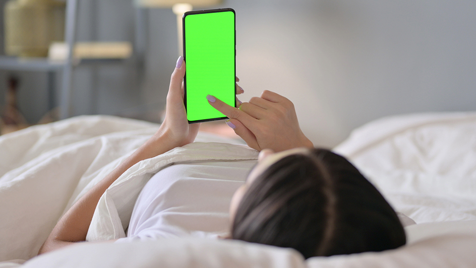 スマホ_女_ベッド