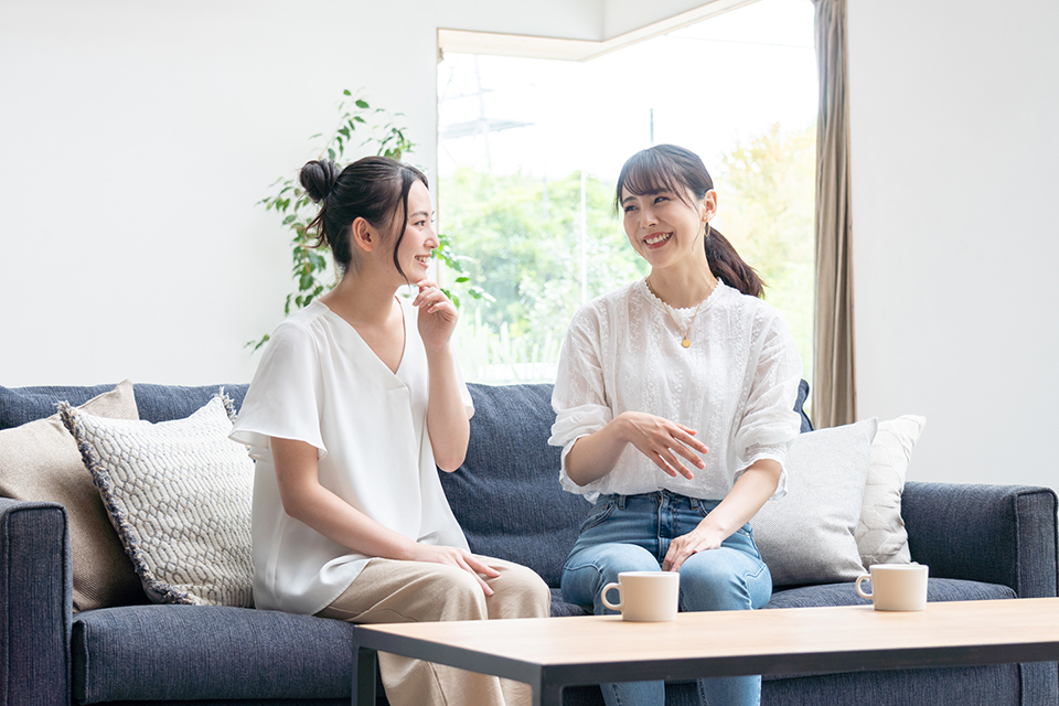 若い女_２人_ソファー_談笑