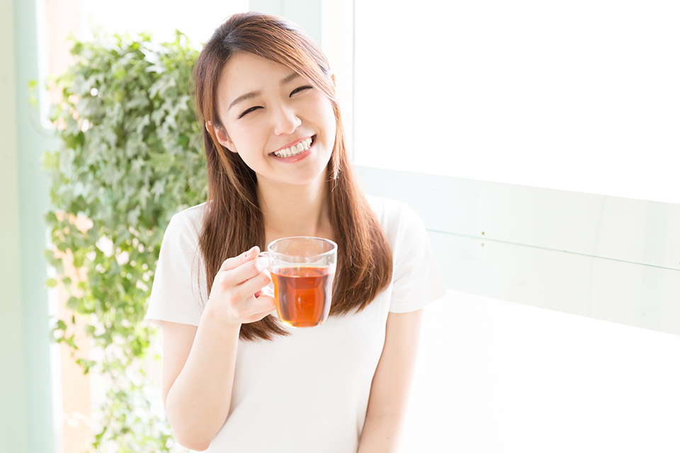 お茶を飲む女