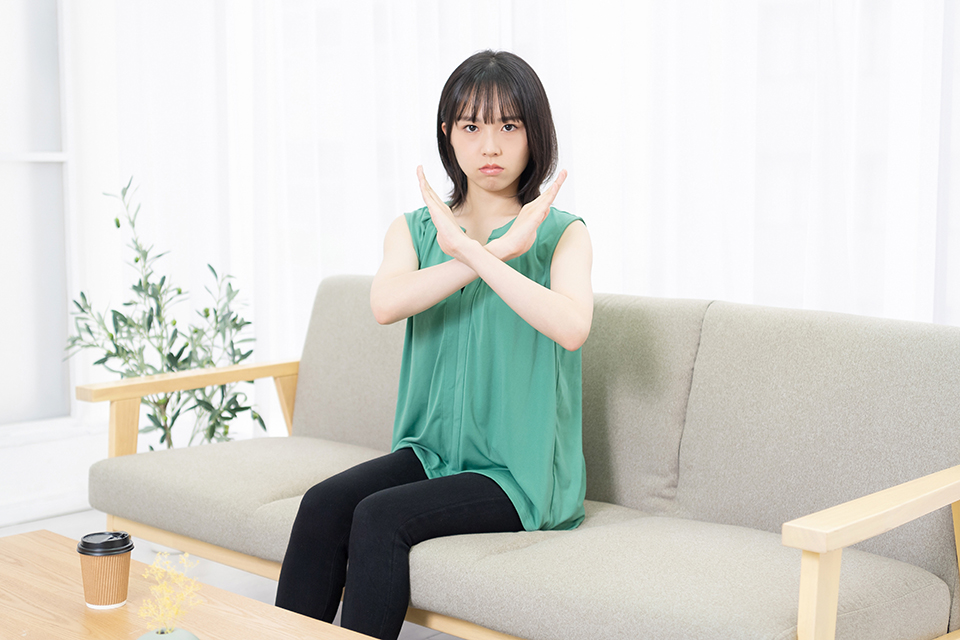 女_ソファー_NG