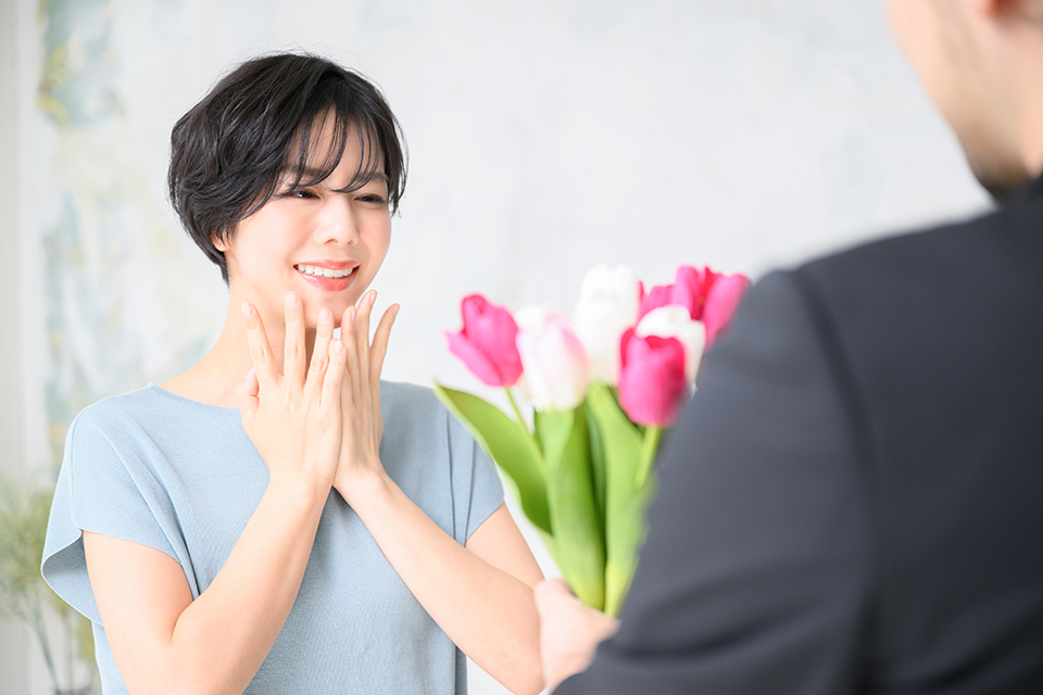 男_花束_渡す_女_喜ぶ