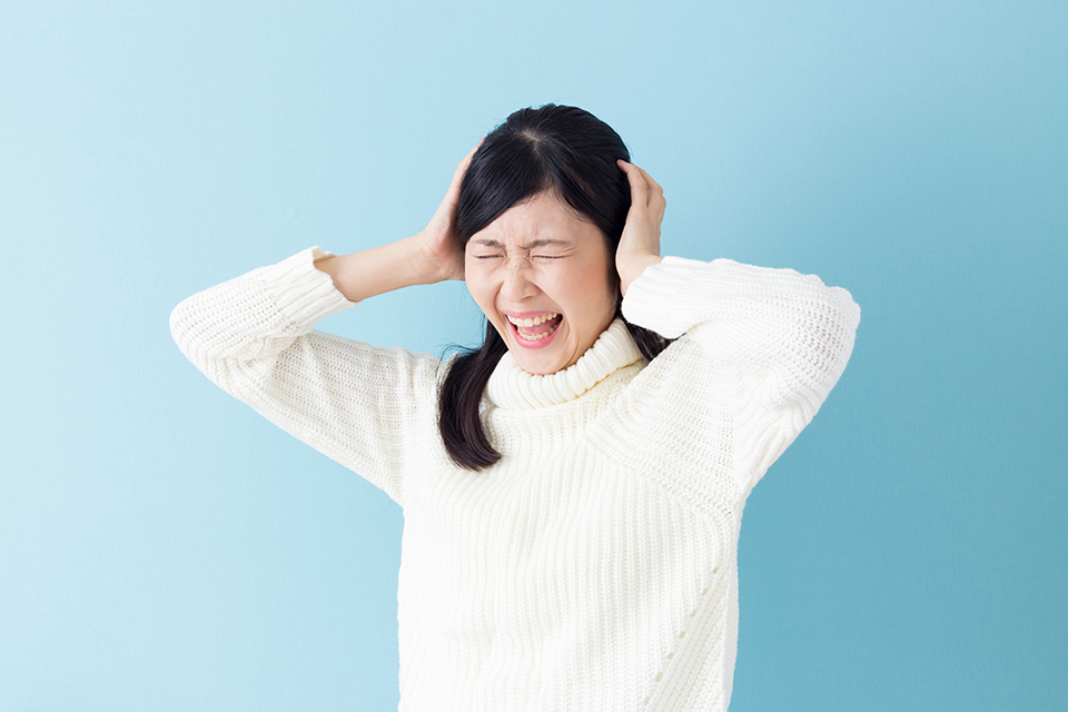 頭を抱える女
