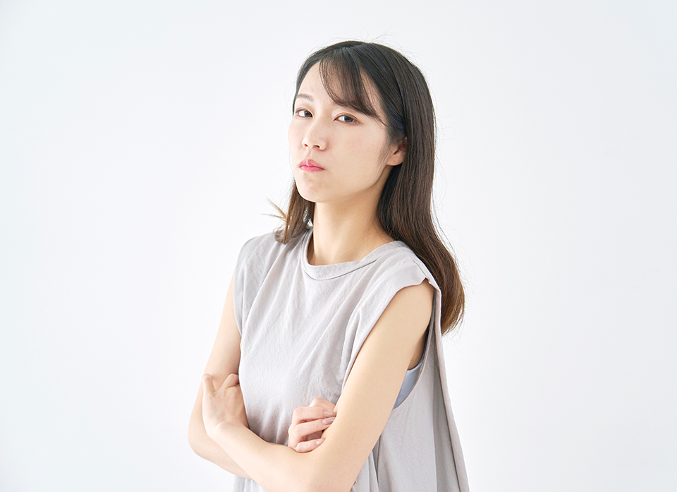 腕組み_怒る_女