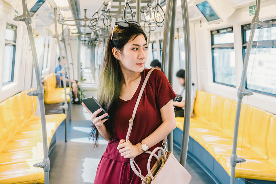 女_電車_スマホ