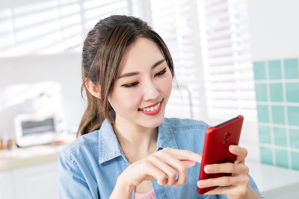 女_スマホ_笑顔