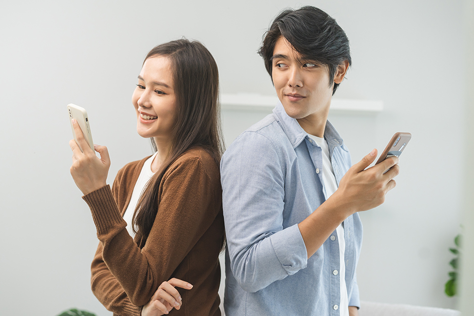 男女_スマホ