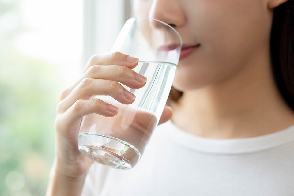 水を飲む_女