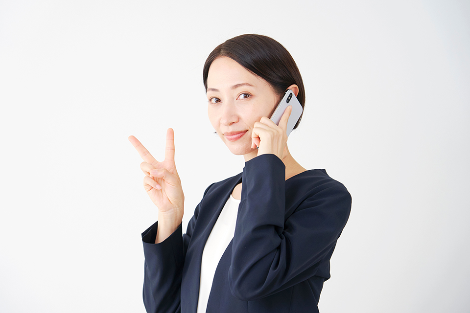ピース_女_スマホ