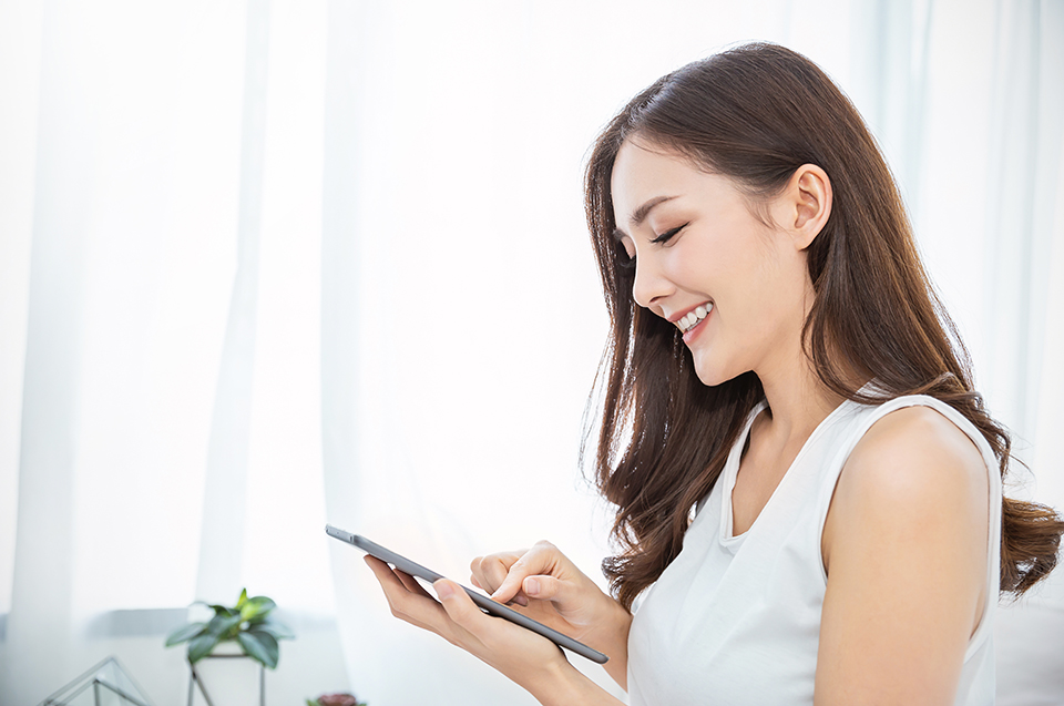 女_スマホ_笑顔