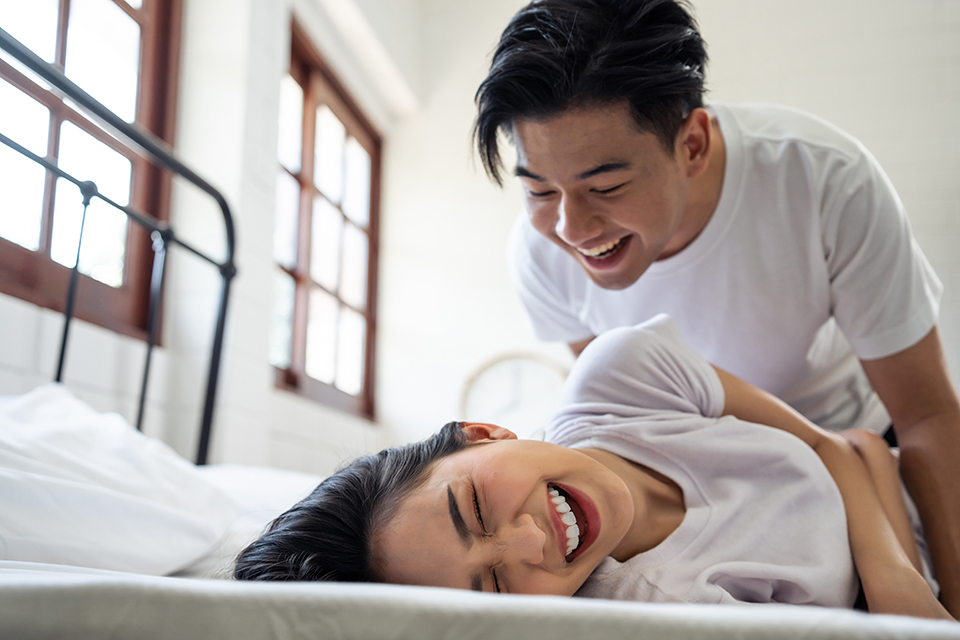 くるぐる_男_笑う_女_ベッド