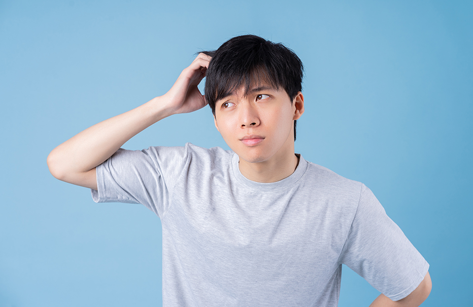 男_頭を掻く