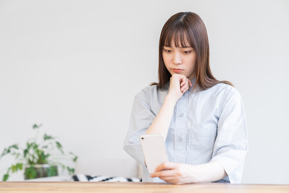 スマホ_悩む_女